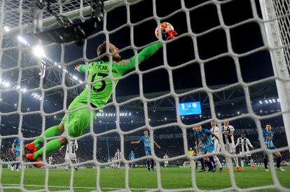 Cristiano Ronaldo de la Juventus marca su segundo gol.