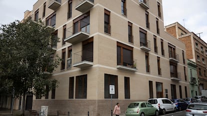 Bloque de pisos de nueva construcción en la esquina de las calles Degà Bahi con la calle Sospir, en Barcelona.