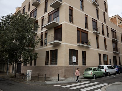 Edificio de viviendas en la calle Dega Bahí, en Barcelona, uno de los dos primeros construidos con licencia del 30%.