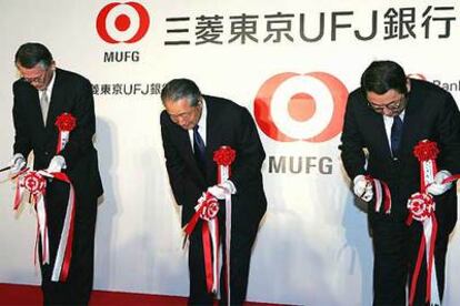El presidente del Tokio-Mitsubishi UFJ, Kuroyanagi (izquierda), junto a dos directivos, presenta el nuevo banco.