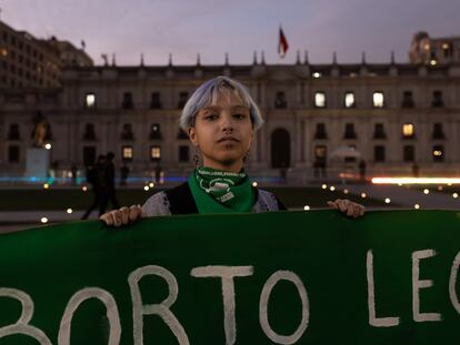 Una joven sostiene un cartel a favor del derecho al aborto frente al Palacio de La Moneda en Santiago (Chile), en septiembre de 2023.