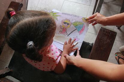 Seliandry Rodríguez recibe instrucciones por WhatsApp y como puede le enseña los números y vocales en casa a su hija de tres años. No ha querido llevar a la pequeña a sesiones con la maestra, porque teme el contagio con el virus.