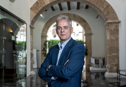 Héctor Illueca, candidato a la Generalitat de Unides Podem-Esquerra Unida, en la sede en Valencia de la vicepresidencia segunda y la consejería de Vivienda y Arquitectura Bioclimática que dirige.