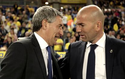 Quique Setién saluda a Zidane en Las Palmas.