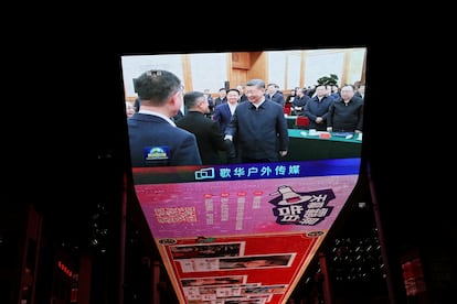 Una pantalla gigante en un complejo comercial de Pekín muestra imágenes del presidente chino, Xi Jinping, estrechando la mano del fundador de Alibaba, Jack Ma, durante un simposio sobre empresas privadas, este lunes.