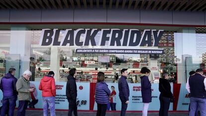 Consumidores fazem fila diante de uma loja em Barakaldo, na Espanha, para aproveitar os descontos da Black Friday. 