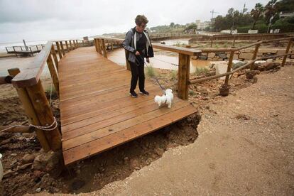 Desperfectos en el paseo marítimo de Alcocéber (Castellón) tras las lluvias caídas entre el jueves y el viernes.