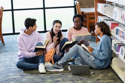 Jóvenes en una biblioteca en Estados Unidos.