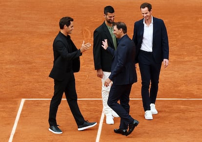 Rafael Nadal sonríe al saludar a Roger Federer, Novak Djokovic y Andy Murray en la cancha Philippe-Chatrier durante una ceremonia en su honor el primer día del Abierto de Francia 2025 en Roland Garros.