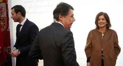 De izquierda a derecha, Tom&aacute;s G&oacute;mez, Ignacio Gonz&aacute;lez y Ana Botella, el jueves, en el acto del d&iacute;a de la Constituci&oacute;n.