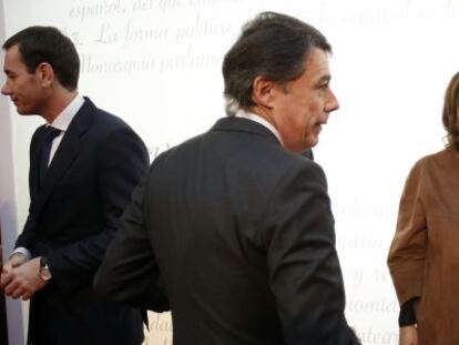 De izquierda a derecha, Tomás Gómez, Ignacio González y Ana Botella, el jueves, en el acto del día de la Constitución.