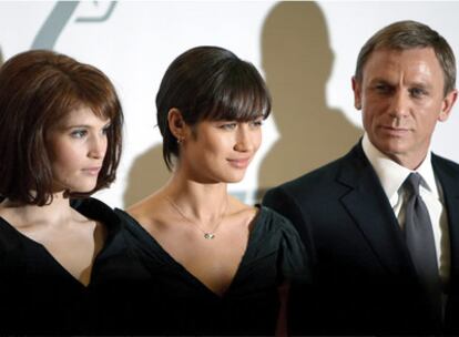 Daniel Craig ha presentado a sus compañeras de reparto en la próxima película de James Bond: la ucraniana Olga Kurylenko y la británica Gemma Arterton. Han posado en los estudios cinematográficos de Pinewood en Buckinghamshire, Reino Unido. Y han anunciado el título de la película, que será la número 22 de la saga: <i>Quantum of Solace</i>.