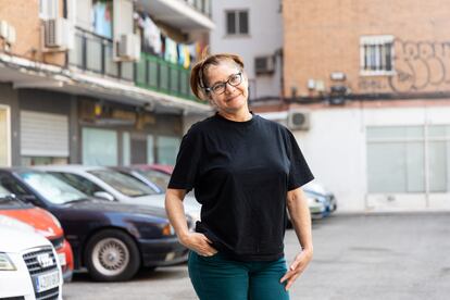 Elisa, este sábado frente a su vivienda, en Alcalá de Henares. 