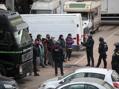 Desalojo de los Mossos d'Esquadra de la 'rave' ilegal en Llinars del Valles.