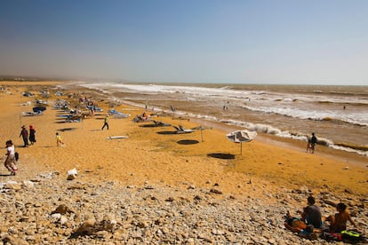 Los visitantes pueden practicar surf a unos 20 kilómetros al sur de Esauira.