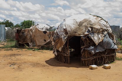 El campo de refugiados de Dadaab está formado por cinco asentamientos: IFO1 e IFO2, Hagadera, Dagahaley y Kambioos. IFO1, al que pertenecen las chozas que se ven en la imagen, fue el primero en abrirse, en el año 1991, para una población de 90.000 personas.