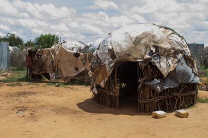 El campo de refugiados de Dadaab está formado por cinco asentamientos: IFO1 e IFO2, Hagadera, Dagahaley y Kambioos. IFO1, al que pertenecen las chozas que se ven en la imagen, fue el primero en abrirse, en el año 1991, para una población de 90.000 personas.