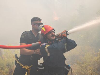 Bomberos trabajan en la extinción de un incendio este miércoles en Vati, en la isla griega de Rodas.