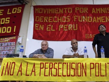 Diego Rayme (derecha), secretario general de Movadef, en una conferencia de prensa en Buenos Aires el pasado 27 de noviembre.