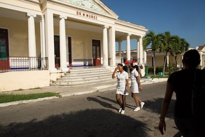 Enfermeras caminando entre los edificios del Hospital Salvador Allende. Todos los alumnos estadounidenses de la ELAM realizan los estudios de tercero a sexto curso de medicina en este centro.
