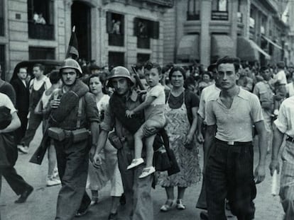 Soldats i civils a la sortida cap al front de la Guerra Civil