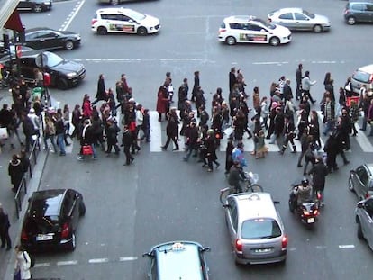 Peatones y conductores, en París.