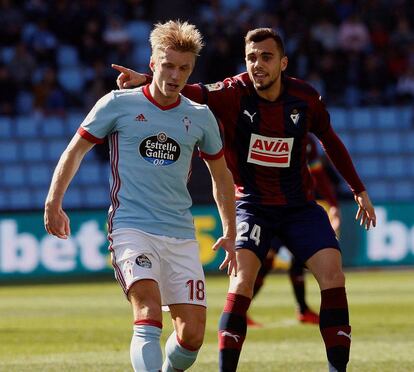 El centrocampista danés del Celta de Vigo Daniel Wass, pelea un balón con el centrocampista del Eibar Joan Jordan