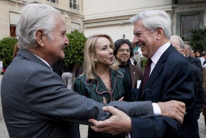 Carlos Fuentes saluda a Mario Vargas Llosa (derecha), en la inauguración de la exposición.