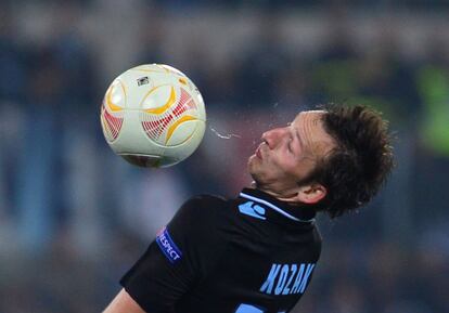 El lazial Kozak y la pelota.