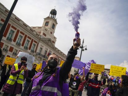 Una concentración feminista en la Puerta del Sol en Madrid este lunes.