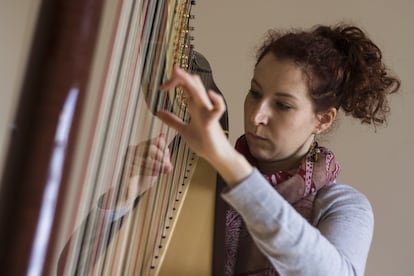 L′arpa és un instrument descendent de l′arc i ja existent en temps de faraons, que ha format part de la cultura musical de paīsos d′arreu del món.