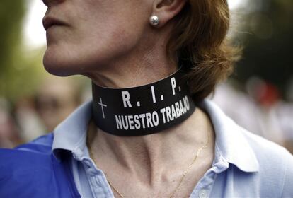 Una de las miles de personas que se han manifestado en Madrid en contra de la política de recortes del Gobierno