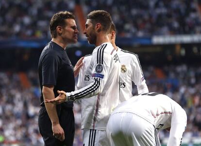 Ramos protesta al árbitro.
