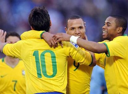 Kaká, de espaldas, Luis Fabiano y Robinho celebran un gol de Brasil.