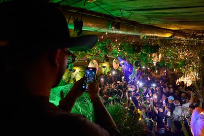 Una persona toma fotos el evento en la colonia Roma en Ciudad de México.