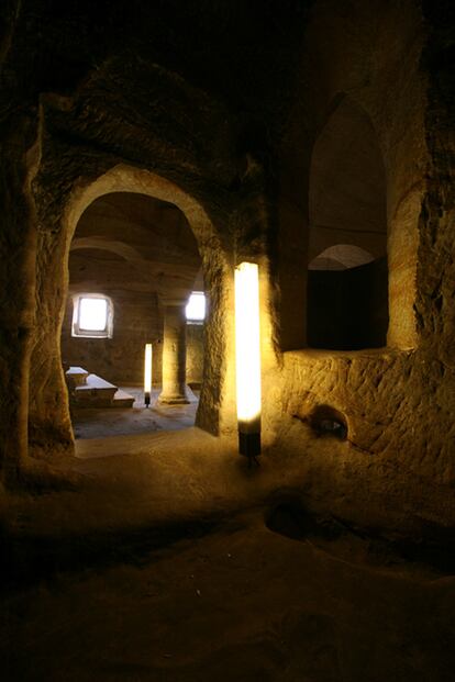 Interior de la iglesia de los Santos Justo y Pastor en Olleros de Pisuerga (Palencia). Destacan sus luminarias, como la del centro de la imagen, que simulan los antiguos velones. Su recuperación ha merecido varios premios y reconocimientos.