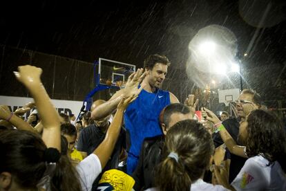 Pau Gasol vuelve al patio del colegio Llor en Sant Boi de Llobregat (Barcelona), donde empezó a jugar, para inaugurar ante 150 jóvenes la renovada cancha de baloncesto, en septiembre de 2016.