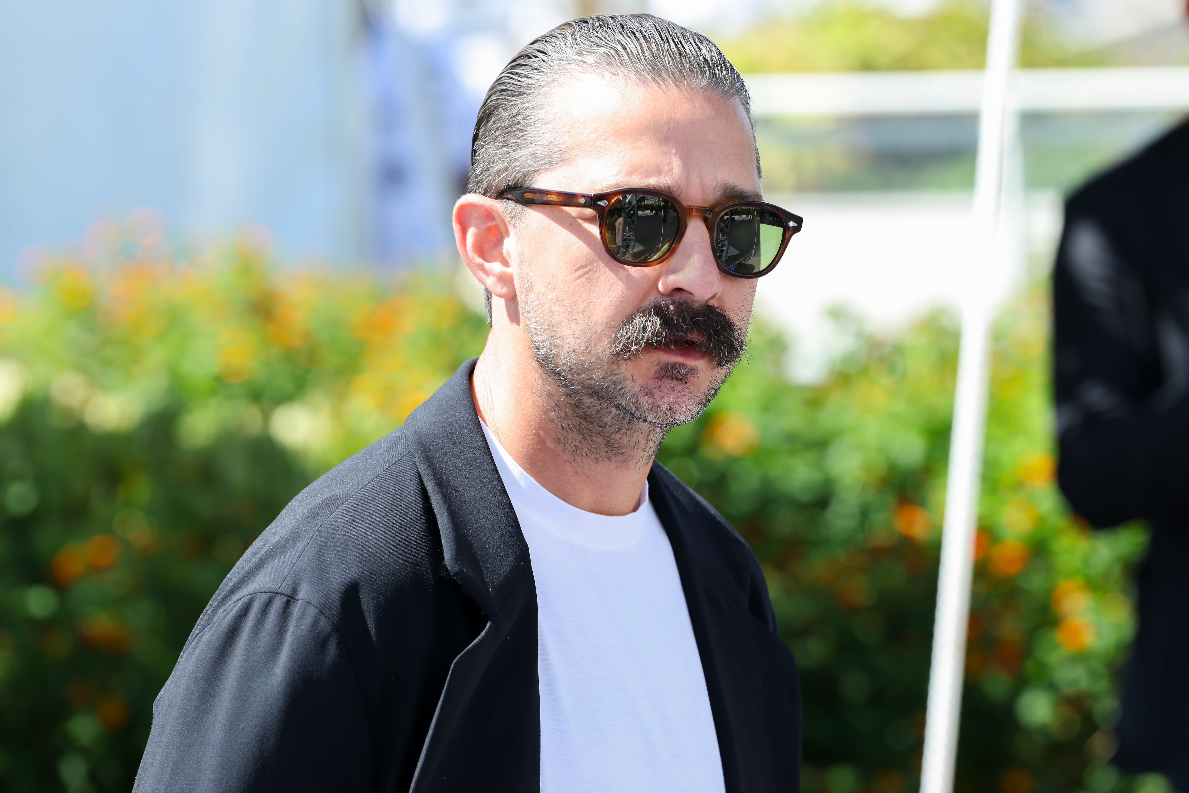 Shia LaBeouf confiesa que su padre intentaba ligar con sus compañeras de rodaje: “Sigourney Weaver le dio una bofetada”