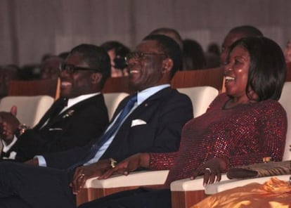 La pareja presidencial de Guinea Ecuatorial, junto a su hijo, Teodorín Nguema Obiang, en el concierto de Julio Iglesias del pasado lunes en Malabo.