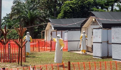 Operarios sanitarios registran una zona afectada por el borte de ébola el pasado junio cerca de la ciudad de Mbandaka.