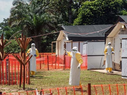 Operarios sanitarios registran una zona afectada por el borte de ébola el pasado junio cerca de la ciudad de Mbandaka.