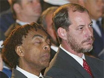 El cantante y ministro de Cultura, Gilberto Gil (izquierda), junto al ministro de Infraestructuras, Ciro Gomes, en Brasilia.