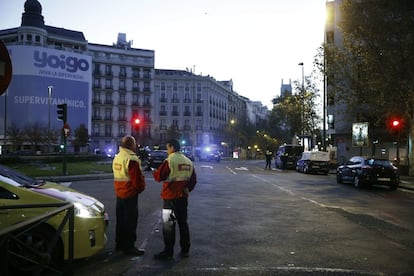 Efectivos del Samur, en la entrada de la calle Génova.