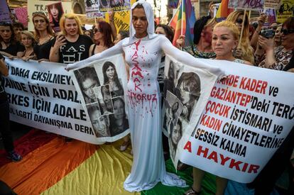 Un miembro LGBT posa delante de una pancarta con maquillaje en su rostro durante una manifestación en Estambul (Turquía).