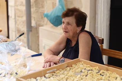 La señora Angela Lastella (68 años) durante un momento de descanso.