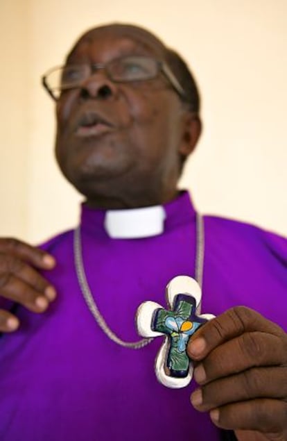 El arzobispo Sejonjo, excomulgado de la Iglesia anglicana de Uganda por defender a los homosexuales.