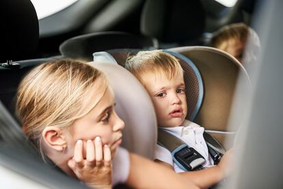 Mareo niños en el coche