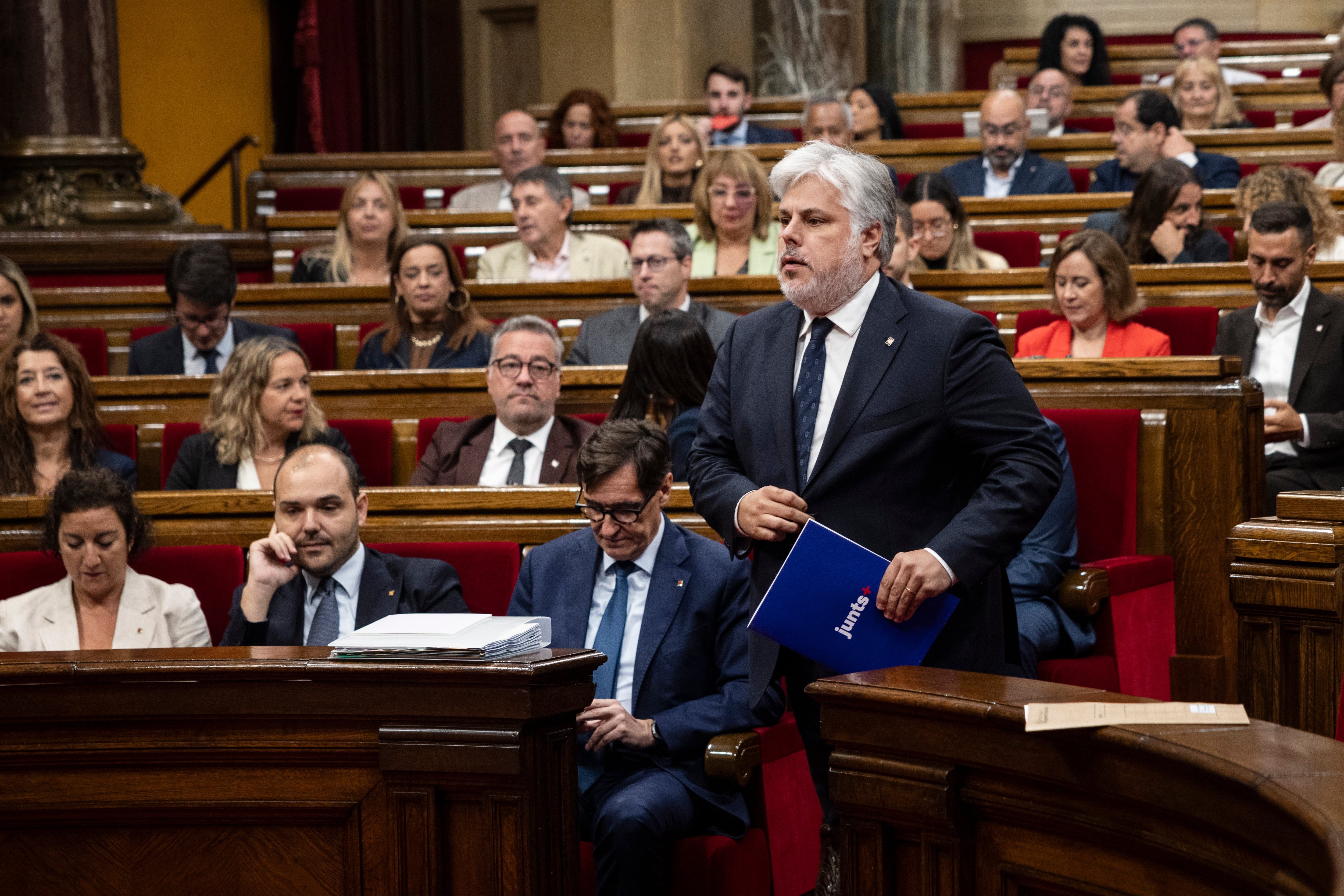 El presidente del grupo parlamentario de Junts, Albert Batet, pasa por delante del escaño de Salvador Illa.
