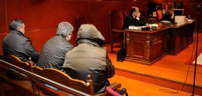Los tres procesados en el 'caso Tellería', en la primera sesión del juicio esta mañana en Vitoria.