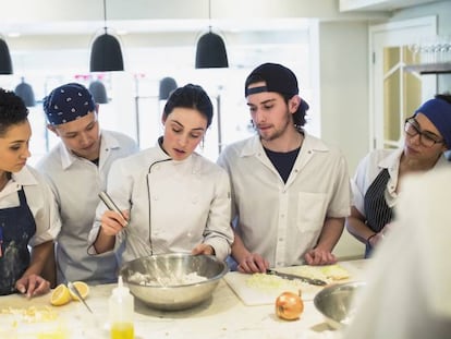 Los grandes chefs defienden la figura del becario sin remunerar